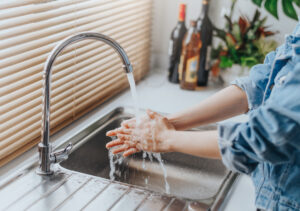 ハウスクリーニングを依頼する際には激安の業者には注意して水回りの掃除を依頼しましょう。