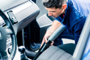 車内のクリーニングはその名の通り車の中をお掃除する専門業者のお仕事です。プロの力を借りて車内を綺麗にしましょう。