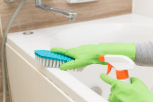 バスルームの掃除頻度は気になる汚れが見つかればその都度といった具合です。どうしても取れない頑固な汚れがあれば、ハウスクリーニング業者に頼んで掃除してもらいましょう。